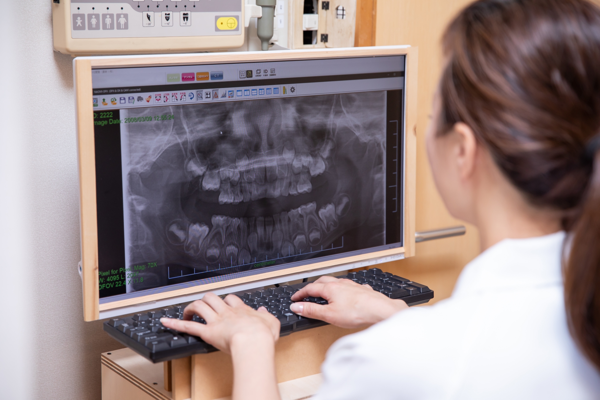 3986829_m モニターを見る歯科医